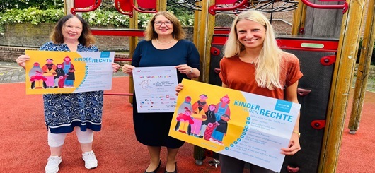 v. l.: Bettina Böhmer von der UNICEF-AG Wesel (Leiterin), Bürgermeisterin Ulrike Westkamp sowie Theresa Welsing