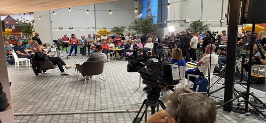 Boris Becker im Interview vor den Kameras
